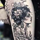 Kobiecy portret pośród kwiatów