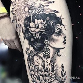 Kobiecy portret pośród kwiatów