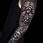 Twarz skryta za palcami