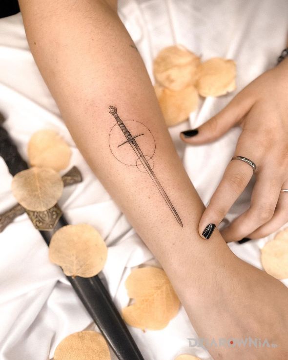 Tatuaż miecz - graficzne / ilustracyjne