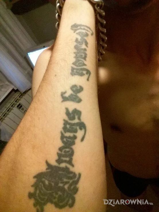 Tatuaż always be yourself - napisy