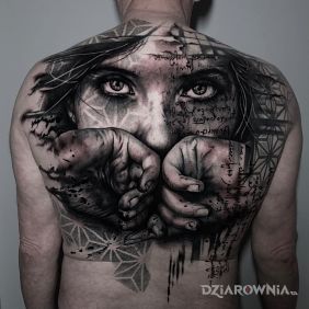 Dziewczyna na łopatkach