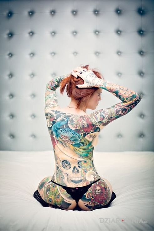 Tatuaż calutka w tatuażach - seksowne