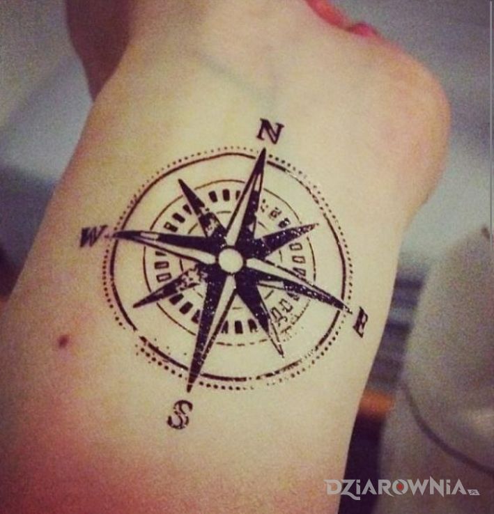 Tatuaż kompas - przedmioty