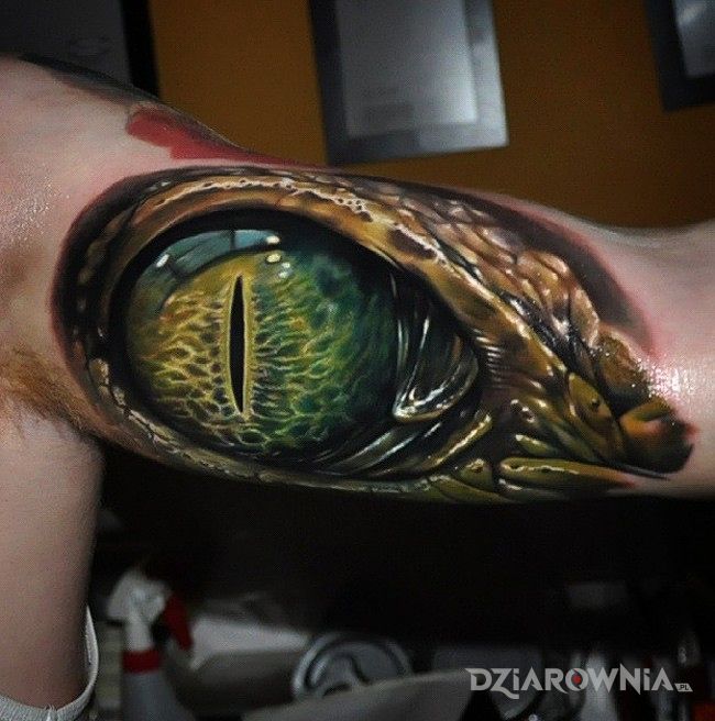 Tatuaż oko krokodyla - realistyczne
