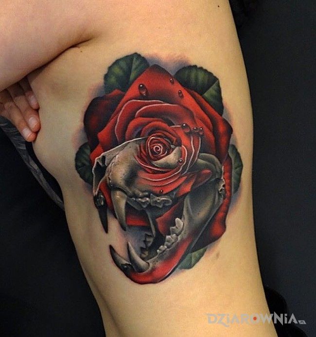 Tatuaż czaszka prehistorycznego zwierza - kwiaty