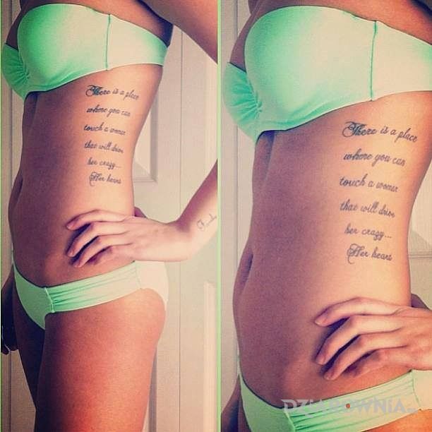 Tatuaż napis na żebrach - napisy