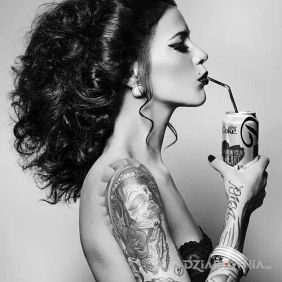 Wydziabana ręka u dziewczyny