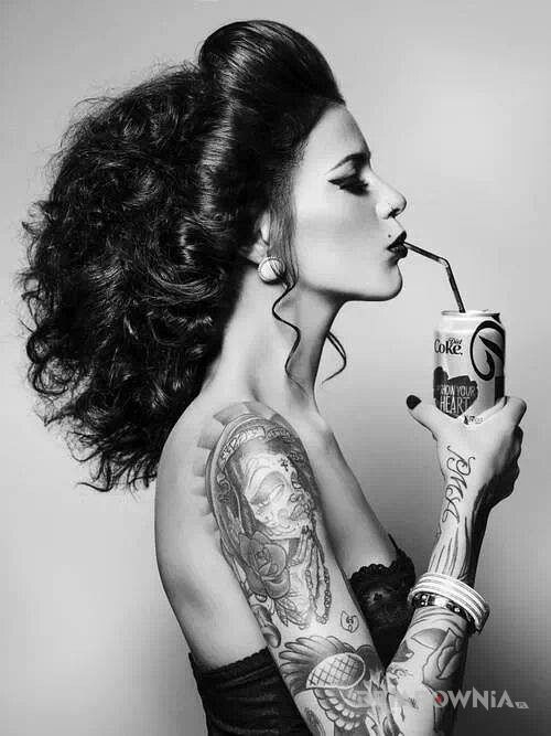 Tatuaż wydziabana ręka u dziewczyny - postacie