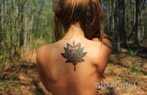 Tatuaż kwiat na plecach - seksowne