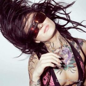 Duży kwiat na klatce piersiowej