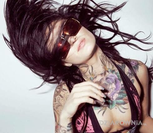 Tatuaż duży kwiat na klatce piersiowej - seksowne