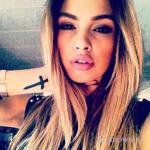 Tatuaż krzyż na nadgarstku - seksowne