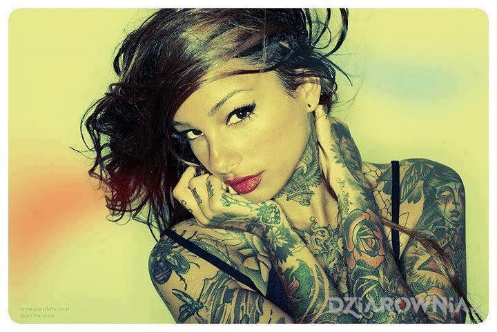 Tatuaż cała w tatuażach - seksowne