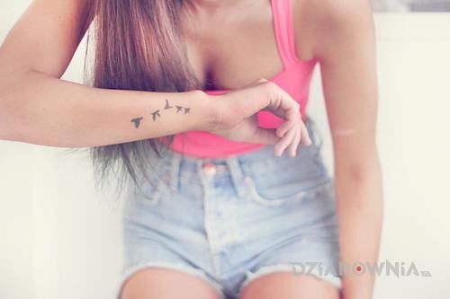 Tatuaż ptaszki na przedramieniu - zwierzęta