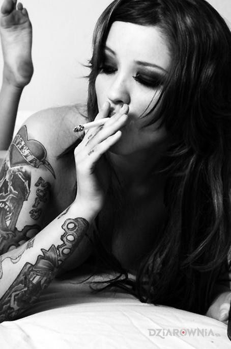 Tatuaż dziary na ręce - czaszki