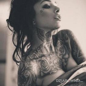 Dziewczyna pokryta dziarami na całym ciele