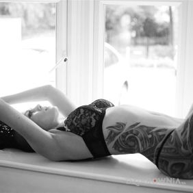 Duży tatuaż na boku