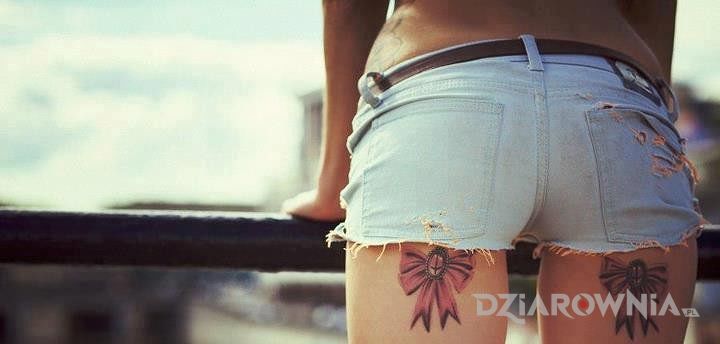 Tatuaż kokardki na udach - seksowne