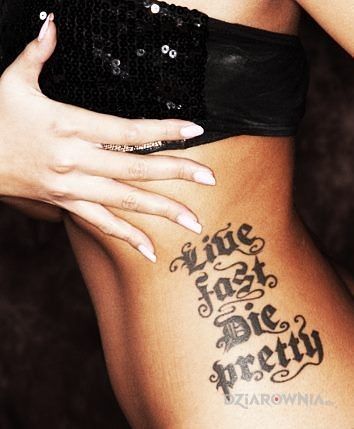 Tatuaż jedna z lepszych czcionek - seksowne
