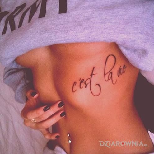 Tatuaż zawijany napis - napisy