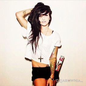 Kolorowe tatuaże u fajnej dziewczyny