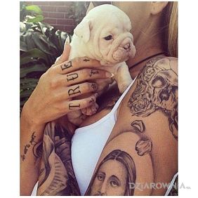 Jezus na ramieniu i napis na dłoni