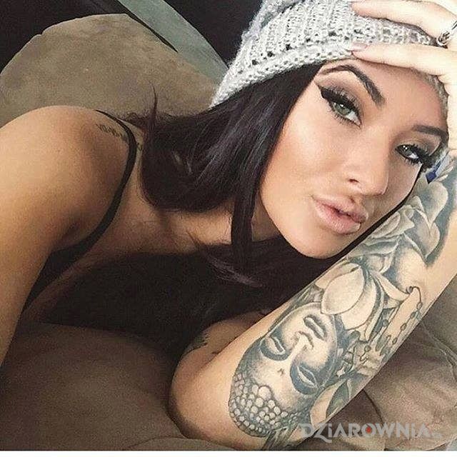 Tatuaż hinduski motyw - kwiaty