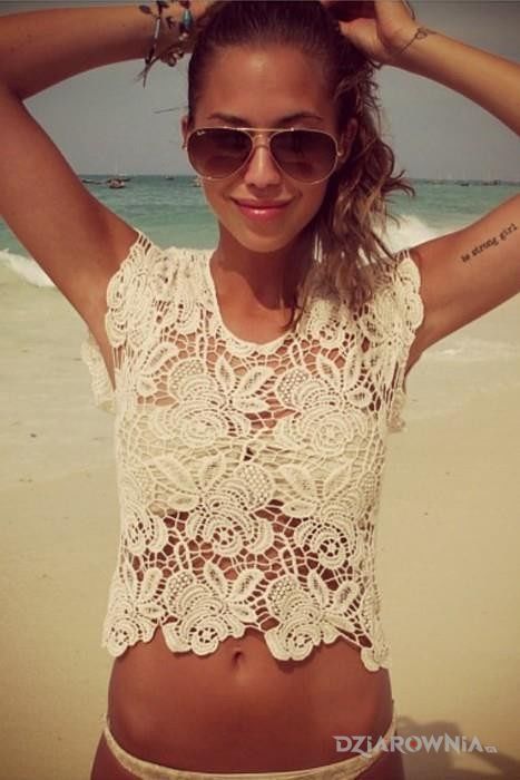 Tatuaż drobny napis na ramieniu - napisy