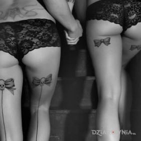 Dwie dziewczyny i kokardki