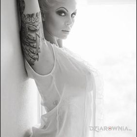 Blondyna z tatuażem