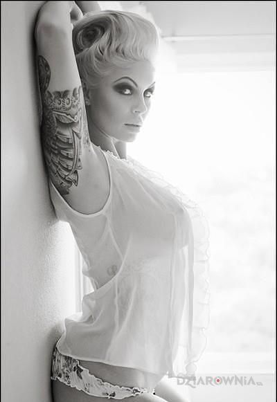 Tatuaż blondyna z tatuażem - seksowne