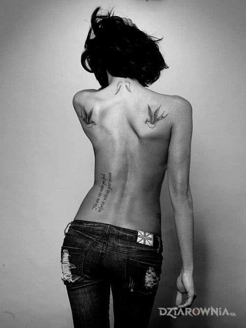 Tatuaż ptaki na łopatkach - napisy