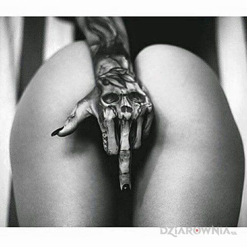 Tatuaż czaszka na dłoni - seksowne