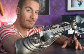 Maszynka do tatuowania w protezie ręki