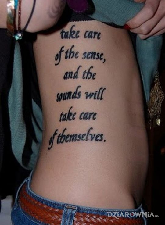 Tatuaż  na żebrach - napisy