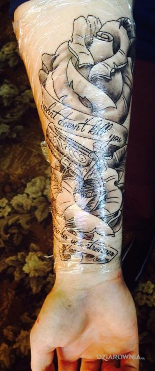 Tatuaż świeżyna - kwiaty