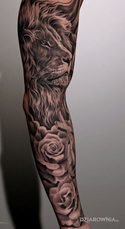 Tatuaż majestatyczny lew - kwiaty