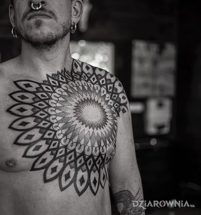 Tatuaż duża mandala - pozostałe