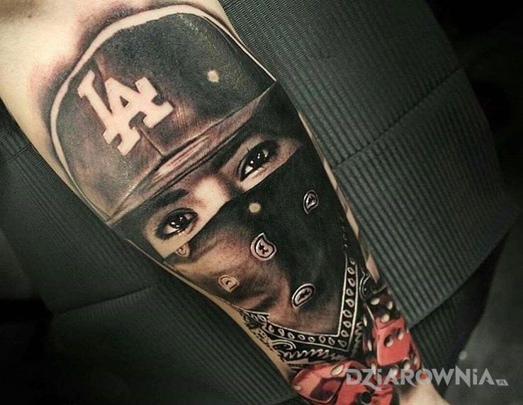 Tatuaż laska w bandanie - realistyczne