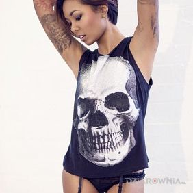 Seksowna mulatka z tatuażami