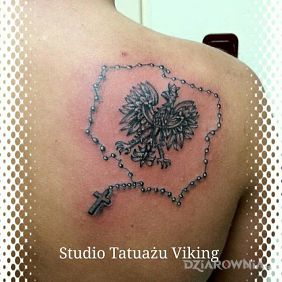 Mapa Polski opleciona różańcem i w środku orzełek