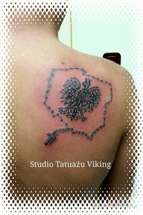 Tatuaż mapa polski opleciona różańcem i w środku orzełek - religijne