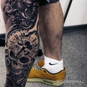 Cała noga wytatuowana