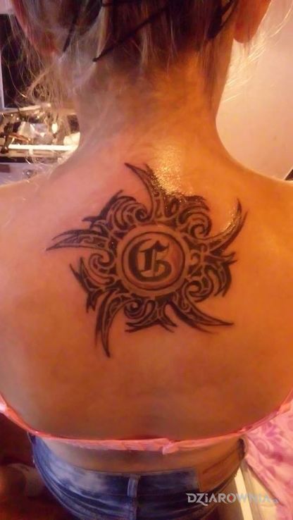 Tatuaż damski mauri - tribale