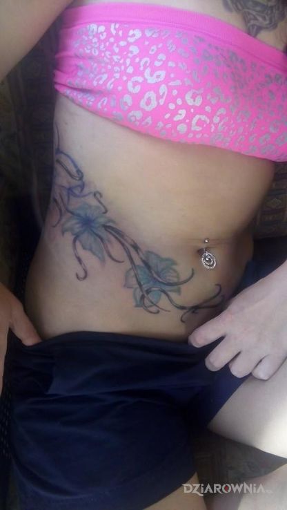 Tatuaż kwiaty bluszcz - kwiaty