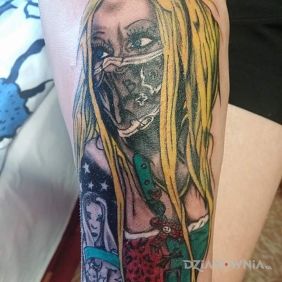 Niegrzeczna blondyna w ogrodniczkach