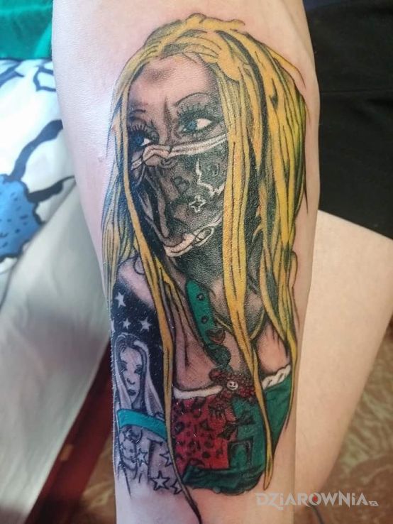 Tatuaż niegrzeczna blondyna w ogrodniczkach - postacie