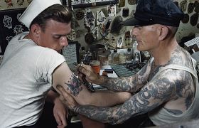 Żeglarski styl tatuażu