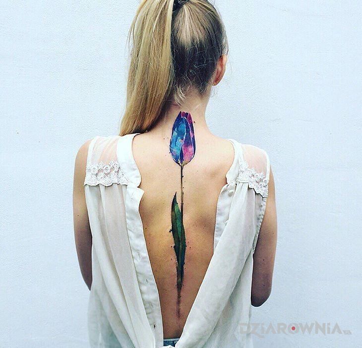 Tatuaż tulipan na kręgosłupie - kwiaty